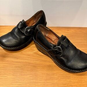 Cute Black Leather Clogs With Buckle 
Brand: Born